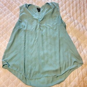 0052 Torrid Women's green Sleeveless Top
Size 3